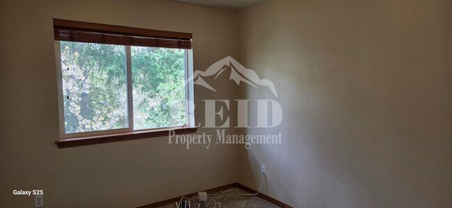 Building Photo - Central Valley Area - 2 Story Townhome 3Bed 2.5Bath