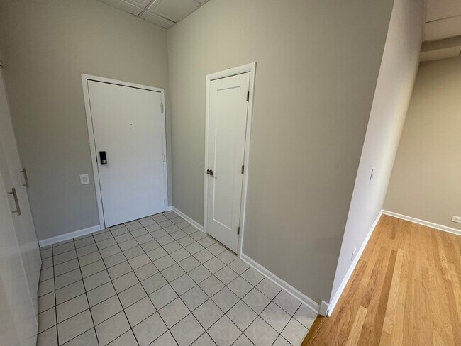 Building Photo - 600 S Dearborn St