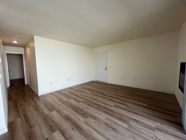 Building Photo - Upgraded, 2BD/2BA in Park Place: 1 Car Gar...