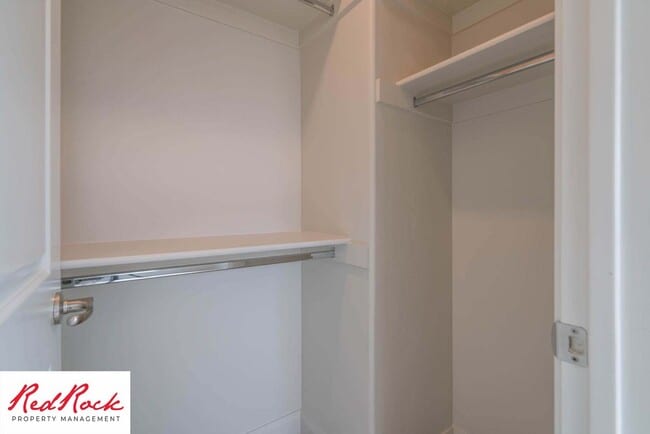 Building Photo - Beautiful Townhome in Hurricane Heights!