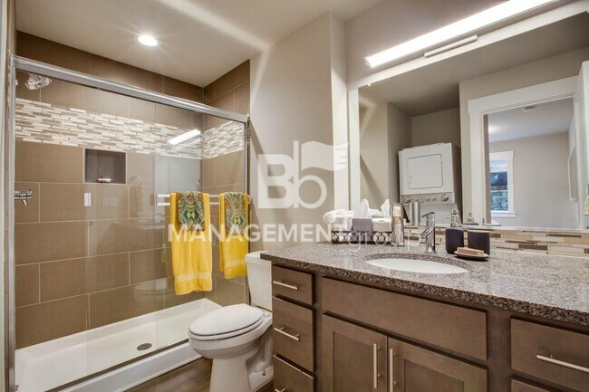 Building Photo - Close In NE Portland- Modern Townhome Across from Wholefoods and Starbucks