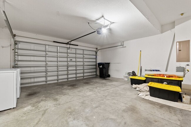 Building Photo - MOVE IN SPECIAL- 4/2.5 Town Home w/ Loft a...