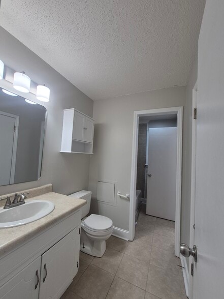 Building Photo - 2409 Amy Cir