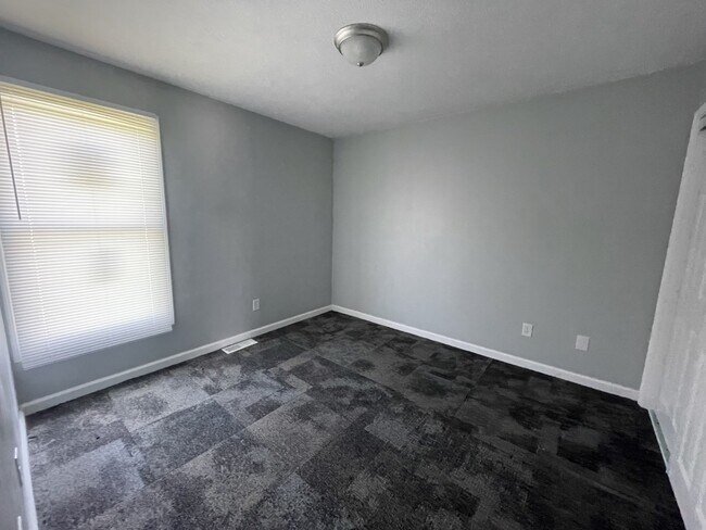 Building Photo - 320 Stone Creek Dr