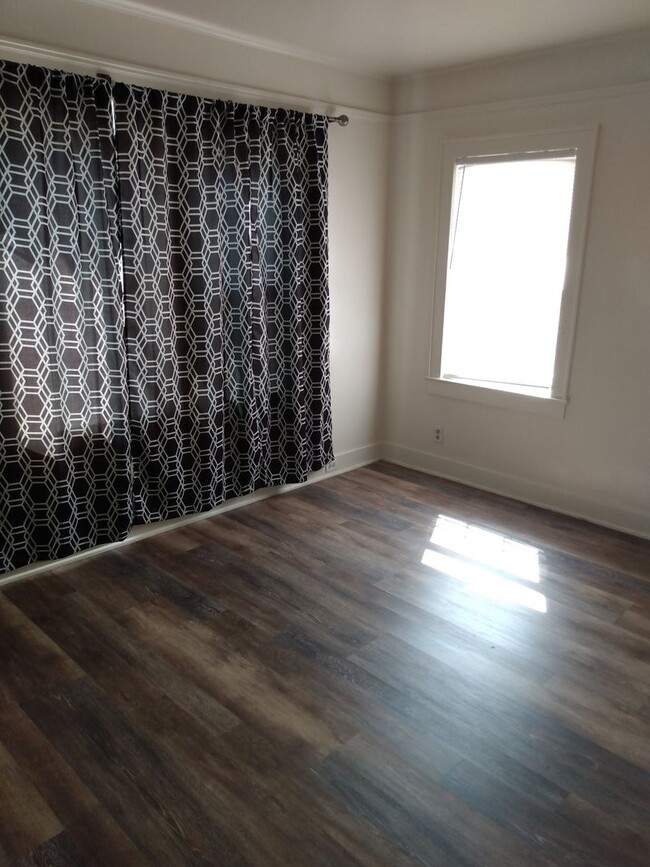 Building Photo - 1 Bedroom, 1 Bath Duplex in Hanford