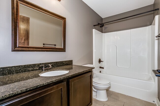 Building Photo - Stunning 5 bedroom Ranch style home