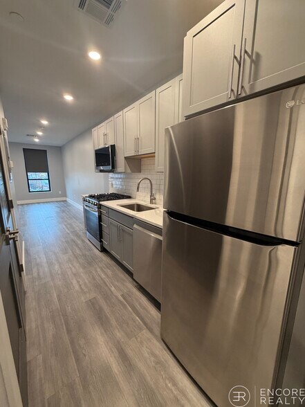 Building Photo - 412 Western Ave