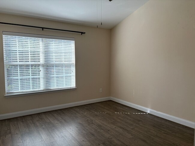 Building Photo - 2 Bedroom, 2.5 Bathroom Townhouse in Greensboro!