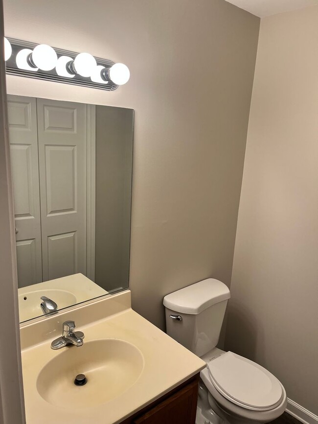 Building Photo - Two bedroom, 1.5 bath condo in High Point-...