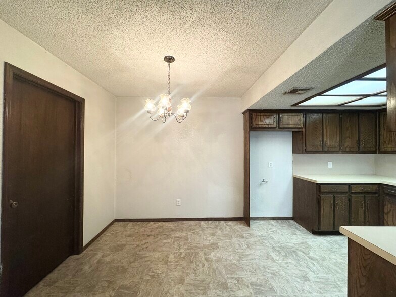 Building Photo - 9821 Larkspur Ln