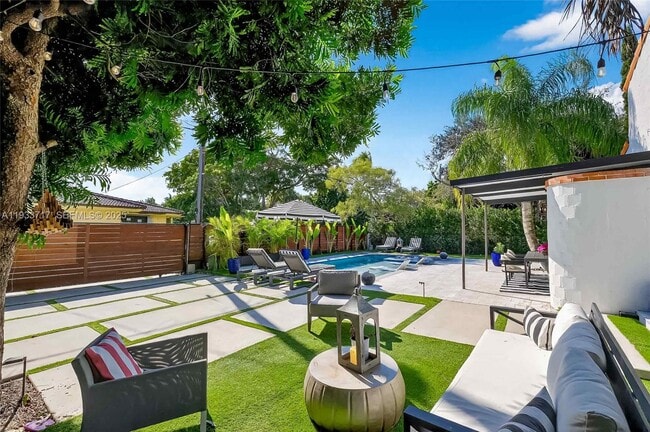 Building Photo - 800 NE 97th St