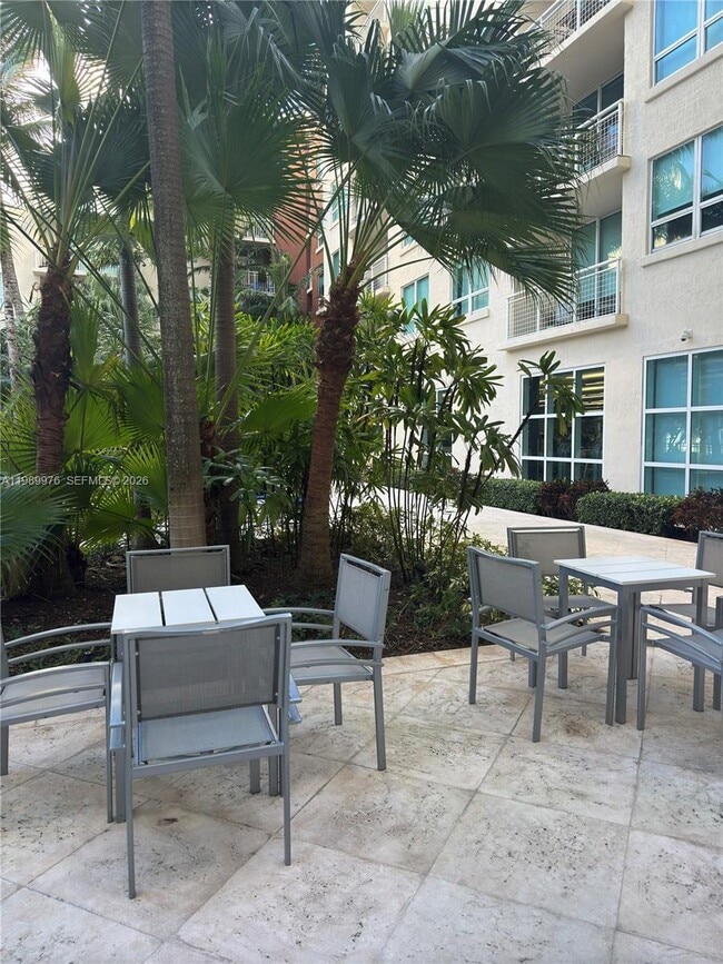 Building Photo - 2000 N Bayshore Dr