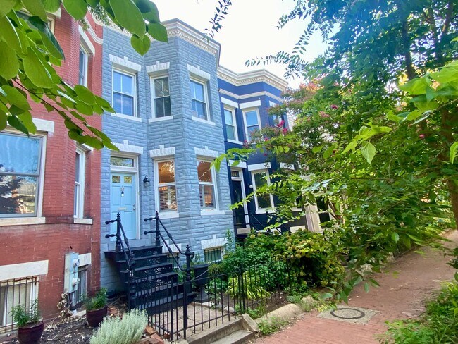 Building Photo - SPACIOUS 3 BED BROWNSTONE with PARKING, YARD and 2 DECKS!