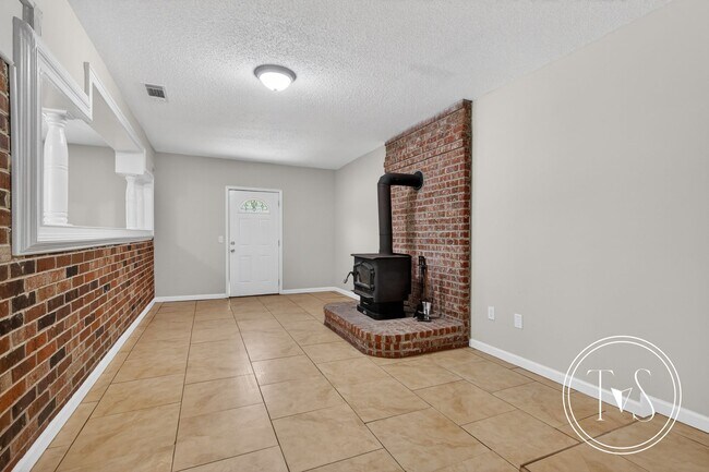 Building Photo - 113 Elm St