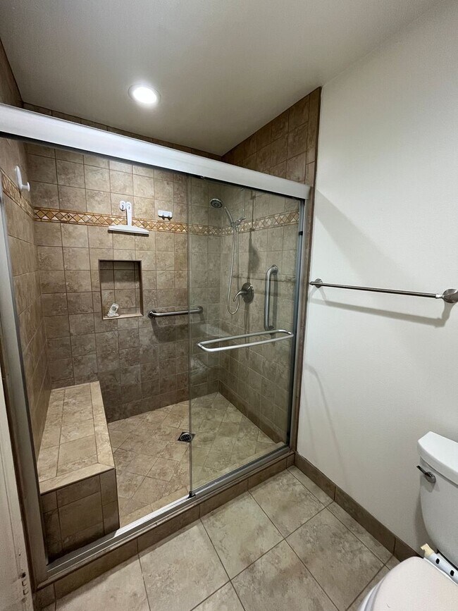 Building Photo - Westlake Village 4+2.5 w/pool, spa, green belt + lake access!
