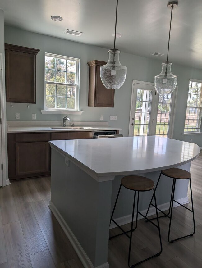 Building Photo - Move in Special First Months Rent Free!!!!
