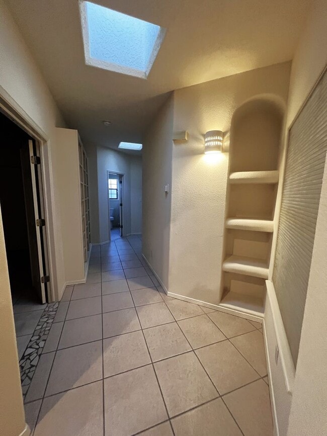 Building Photo - Beautiful 3 Bed 2 Bathroom home with Large Backyard