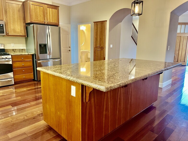 Building Photo - 853 Palou St