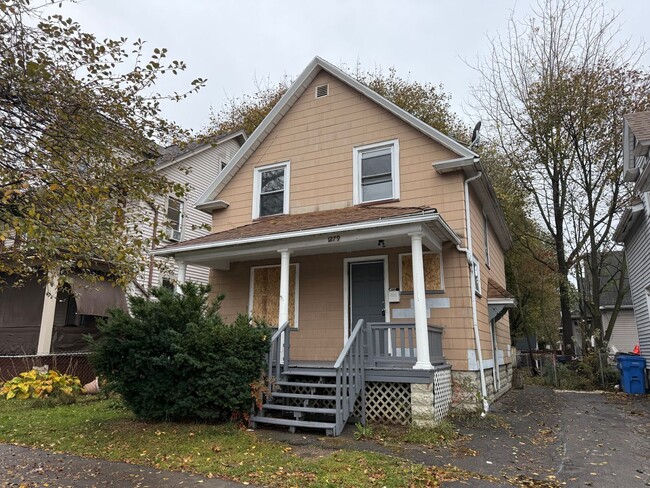 Building Photo - NICE 3 BEDROOMS WITH FULL BATH MOVE-IN READY!