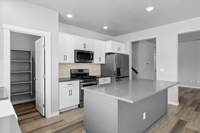 Building Photo - 3 bed, 3 bath with over 2000 sq ft!