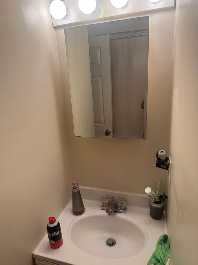 Building Photo - 629 Catharine St