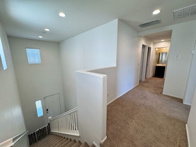 Building Photo - Beautiful 3 bedroom Town house available f...