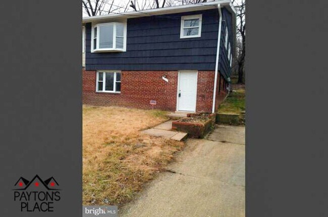 Building Photo - Spacious Single Family home with Huge Back...