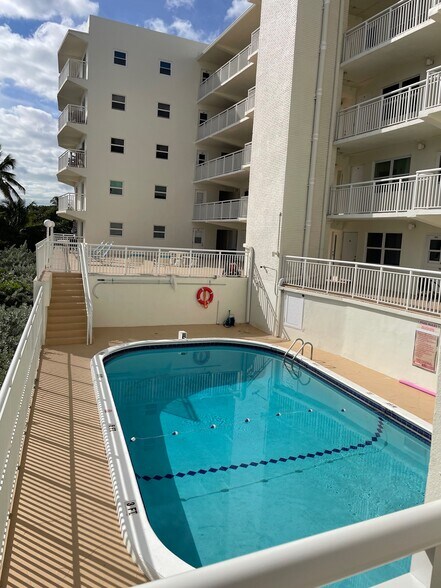 Building Photo - 901 S Surf Rd