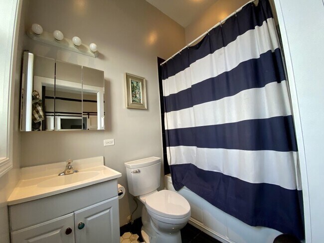 Building Photo - 744 N May St