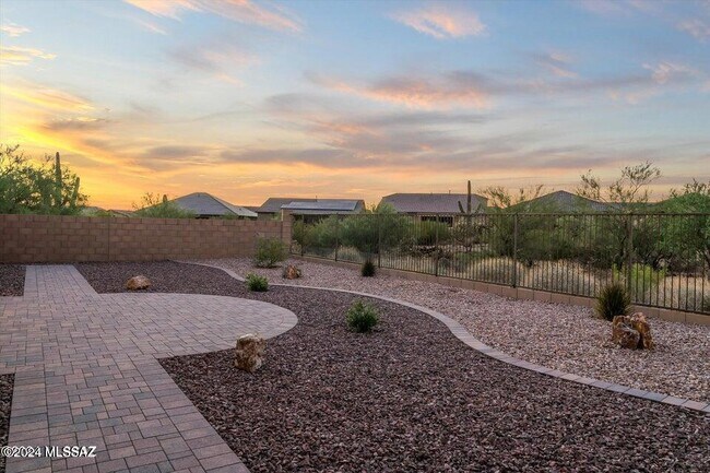 Building Photo - 10623 N Iron Peak Dr