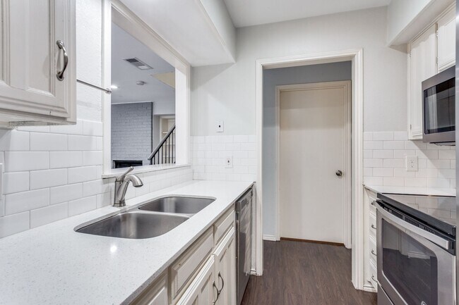 Building Photo - 2805 Meadow Park Dr