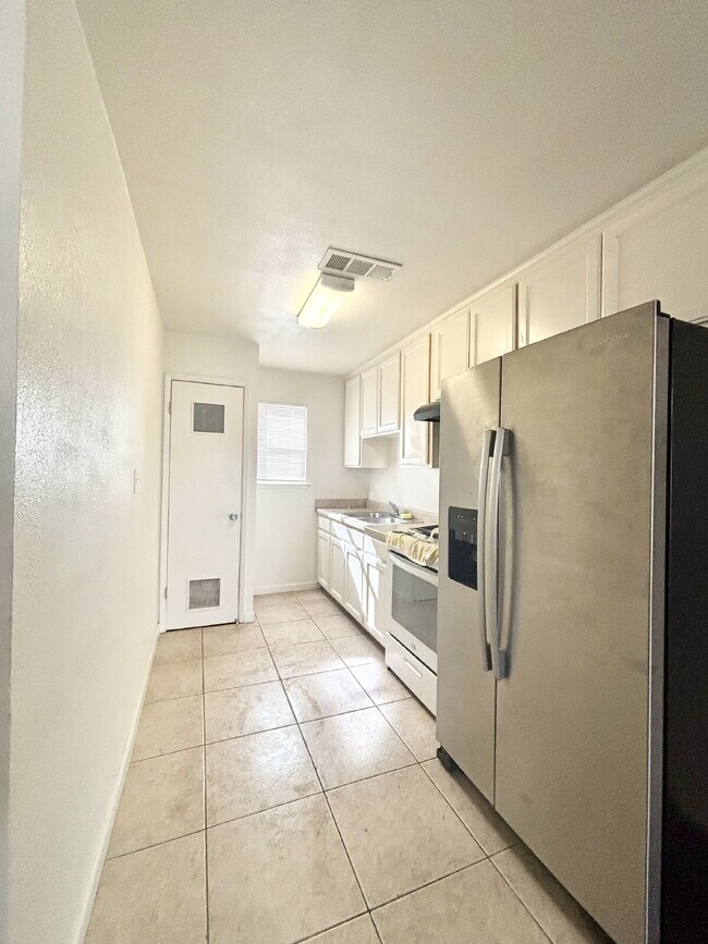 Building Photo - Merced: $799 Comfortable energy efficient ...