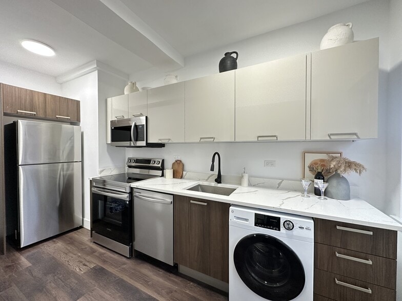 Building Photo - 1555 W Hollywood Ave