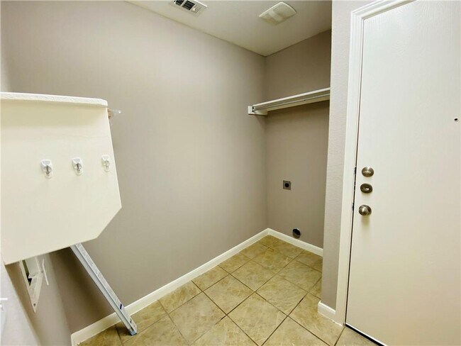 Building Photo - 561 Golden Creek Dr