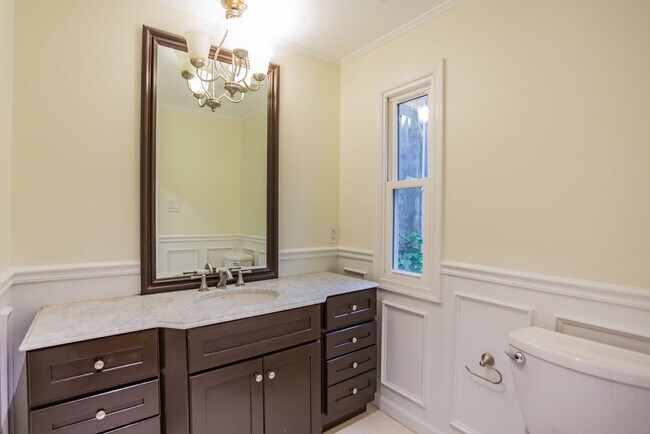 Building Photo - Beautiful 2 Bedroom, 2 Bathroom Historical Row Home