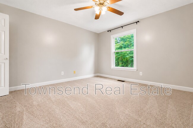 Building Photo - 2937 Delaware Dr