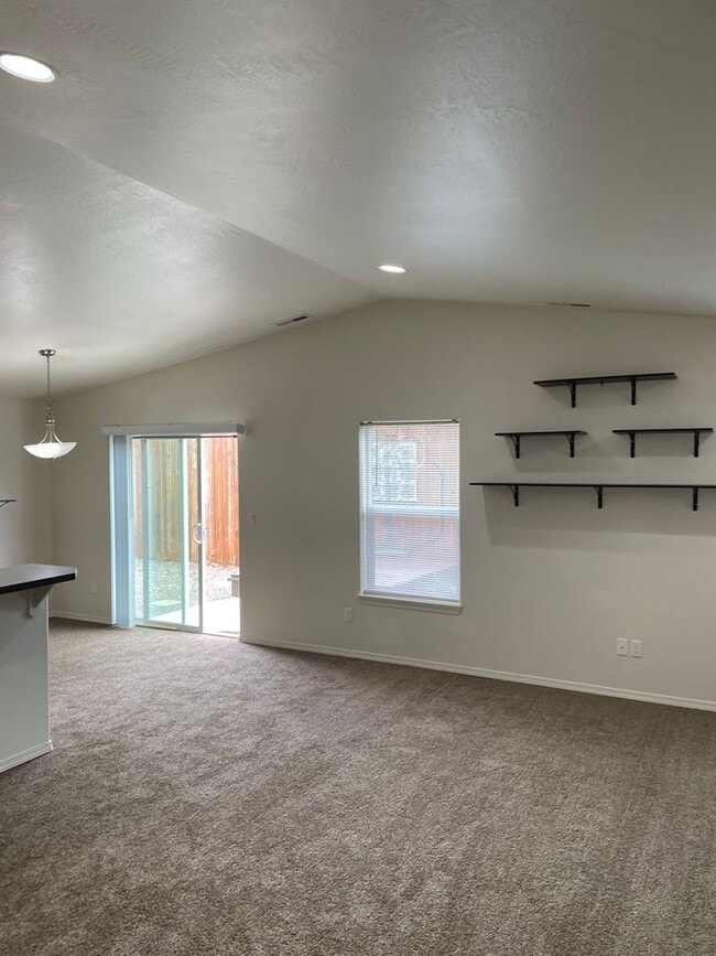 Building Photo - ***** Move in Special $400 off Fisrt Month...