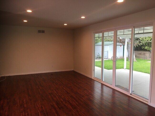 Building Photo - Single story 3 bed, 2 bath home with RV Ac...
