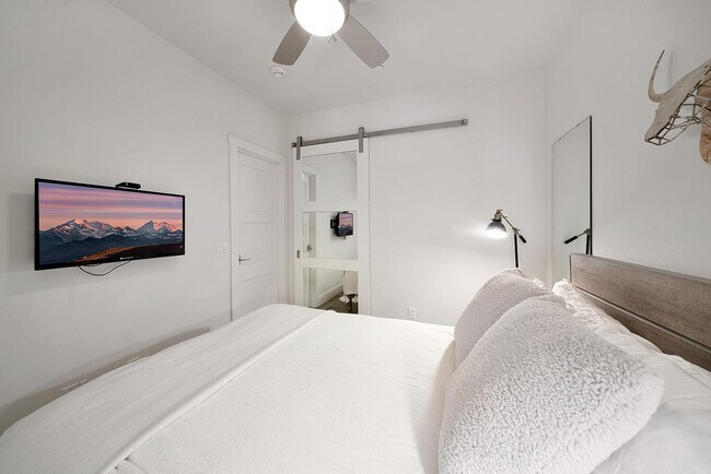 Building Photo - 113 Lost Creek Ln