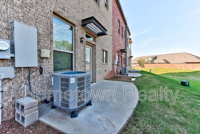 Building Photo - 459 S Fretz Ave