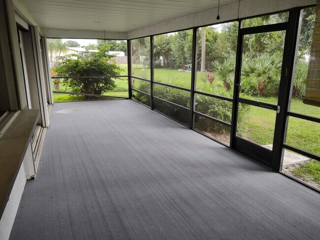Building Photo - 1120 SE Palm Beach Rd