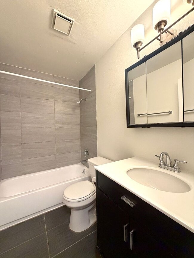 Building Photo - **$750 DEPOSIT + FREE FIRST MONTH'S RENT** Spacious Top Floor Unit~ Great Natural Light~ Updated ...