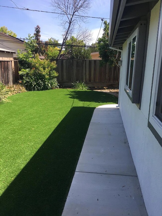 Building Photo - 1222 Palamos Ave