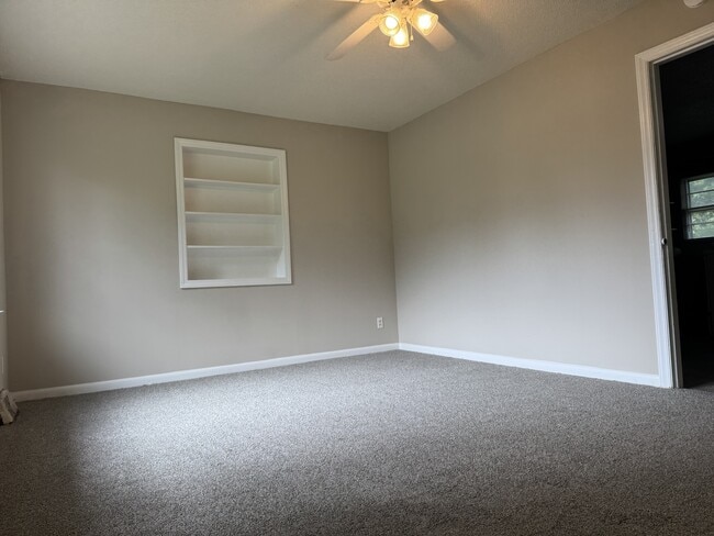 Building Photo - 406 E Park Dr