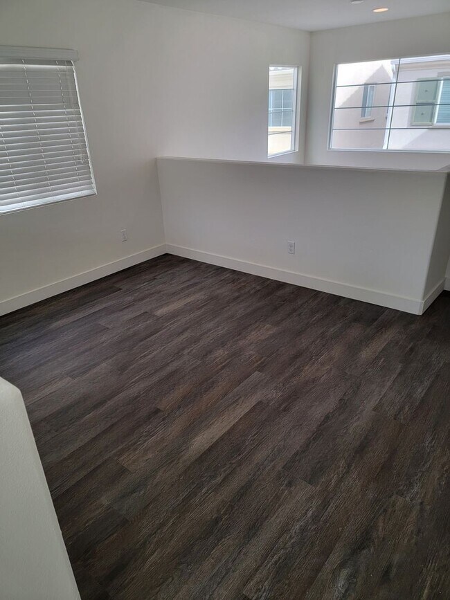 Building Photo - Georgous 4-bedroom, 3-bath detached condo ...