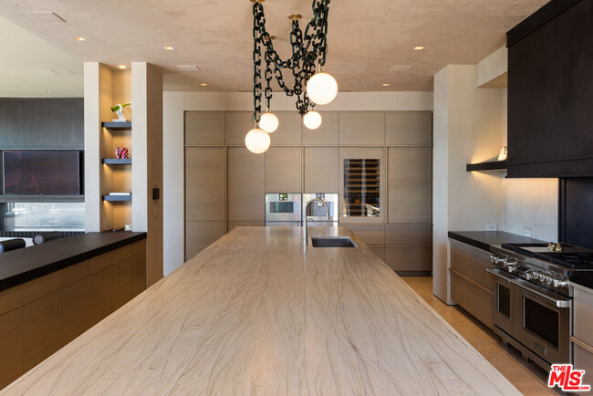 Building Photo - 1616 Blue Jay Way