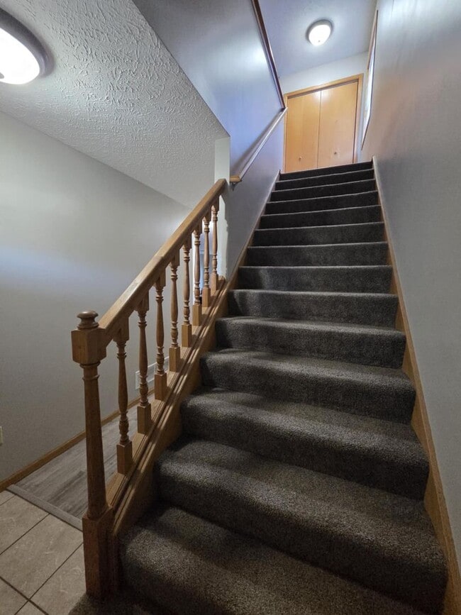 Building Photo - Spacious Town House for Rent