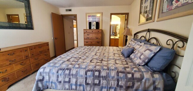 Building Photo - 2 bedroom lakeview condo in Lake Ozark for...