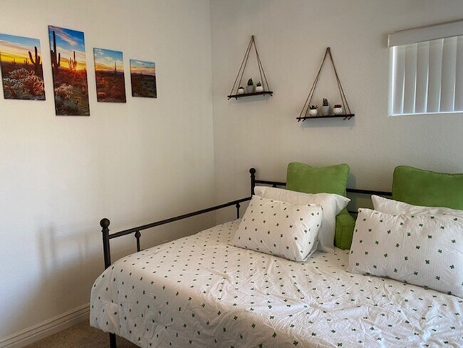 Building Photo - 3 BR + Bonus, Fully furnished, Includes Ut...