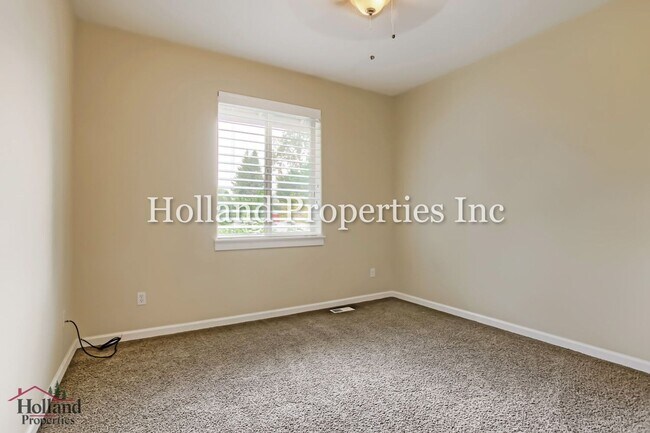 Building Photo - 4949 SW 141st Ave